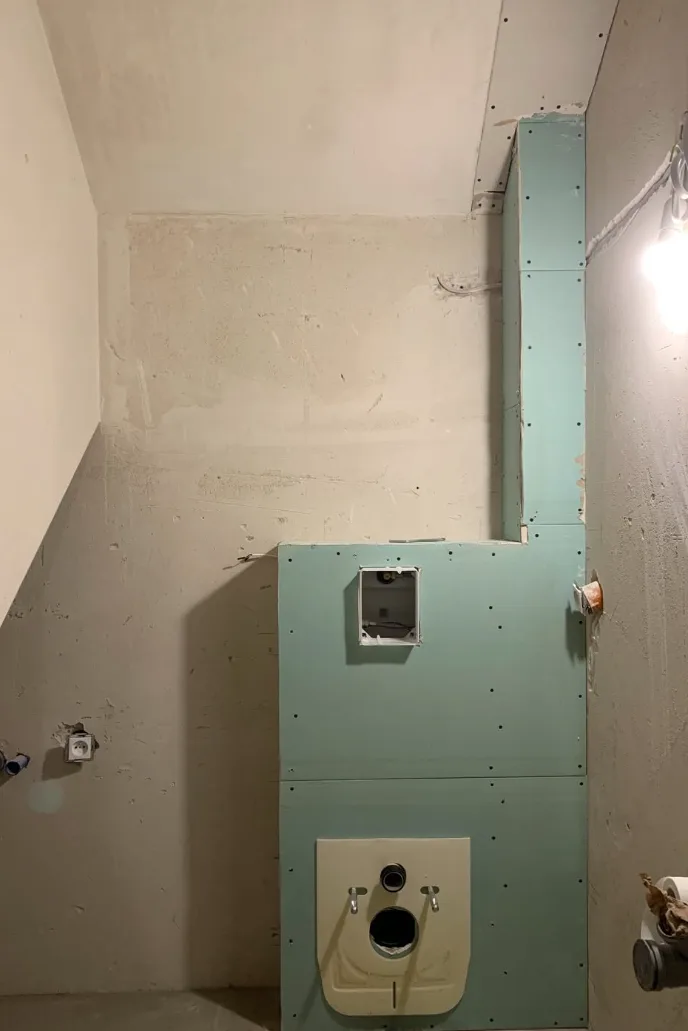 Mała łazienka na etapie zabudowy instalacji i przygotowania ścian